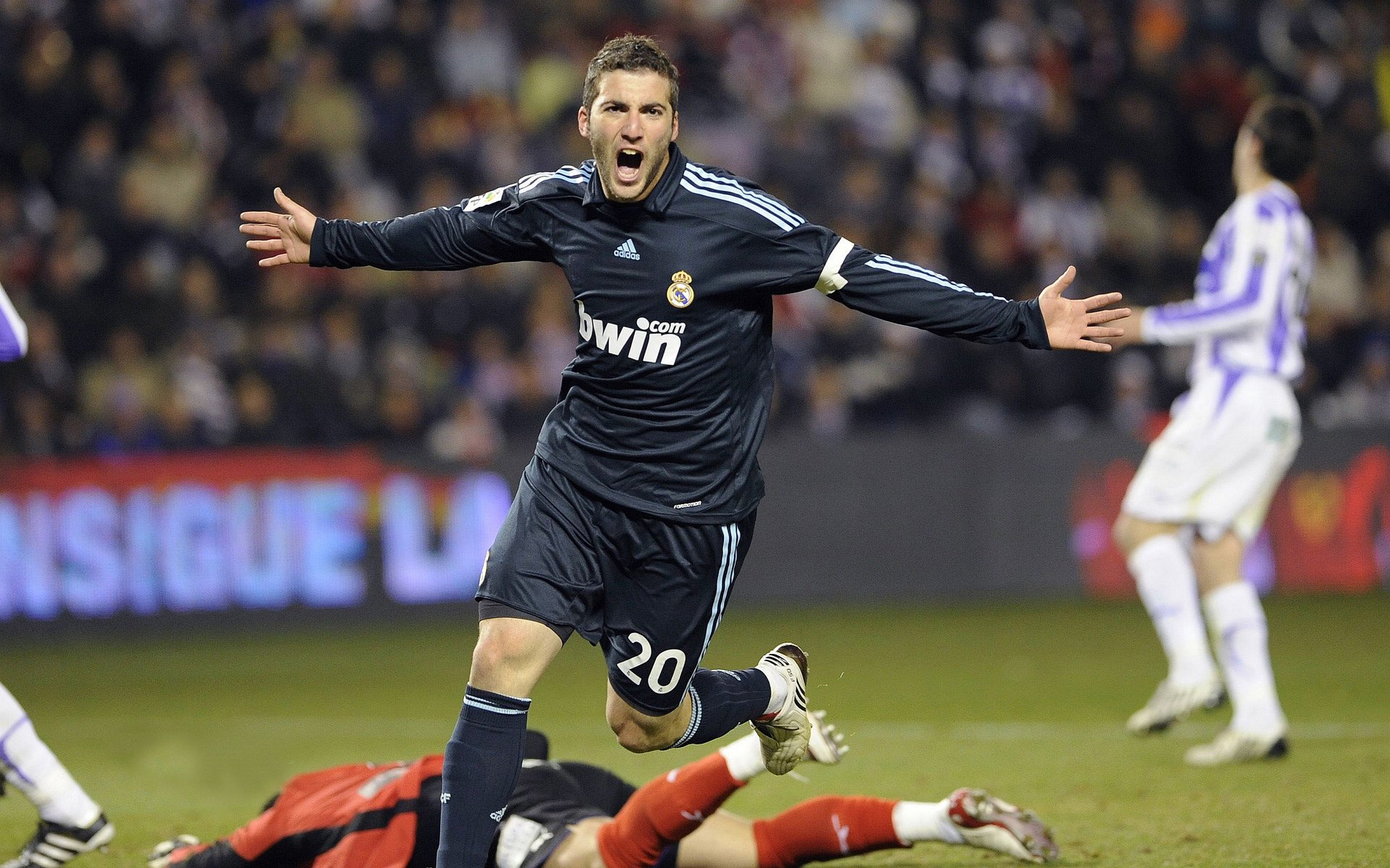 欧洲杯战况激烈：舞台无限精彩！，欧洲杯战记